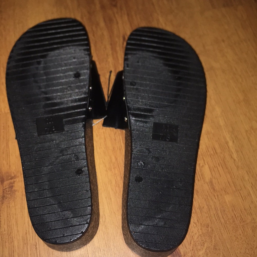 Woman sandals black with screw design super cute - Picture 5 of 5